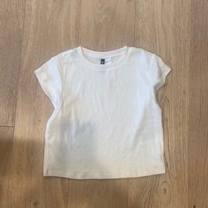 White crop top: not too cropped. Cute design #solanadelret so h should buy it!!
